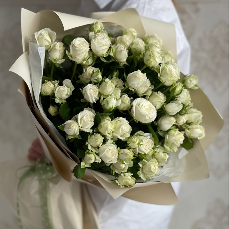 Букет из белых кустовых роз "Афродита"